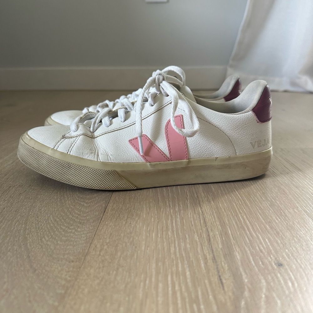 Vejas sneakers with pink and maroon details